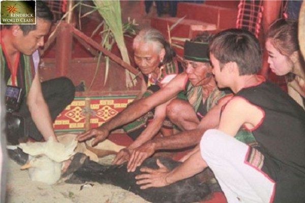Hủ Tục Cúng Ốm Đau
